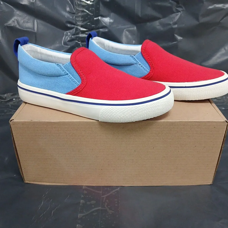 BOXED PAIR OF MINI BODEN KIDS CANVAS SLIP-ON SHOES IN RED/BLUE SIZE EU SIZE 30