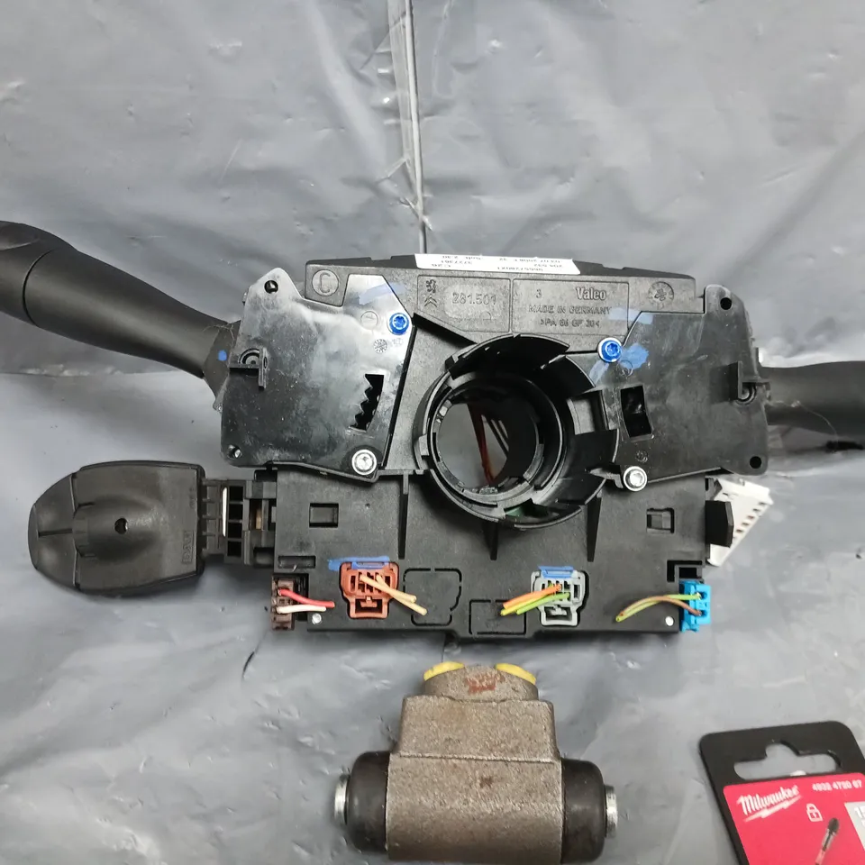 APPROXIMATELY FIVE ASSORTED CAR PARTS  TO INCLUDE; PEOGEOT 207 SQUIB WITH THE STALKS, WINDOW REGULATOR MOTOR AND TOW IRONS