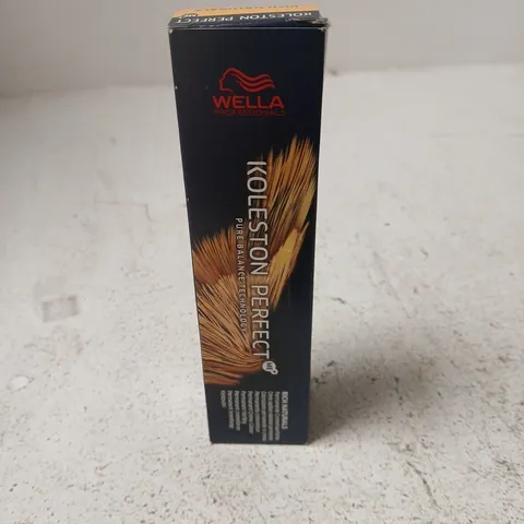 APPROXIMATELY 30 ASSORTED COSMETIC ITEMS INCLUDING TEA TREE FACIAL MASK AND PERMANT CREAM HAIR COLOUR 