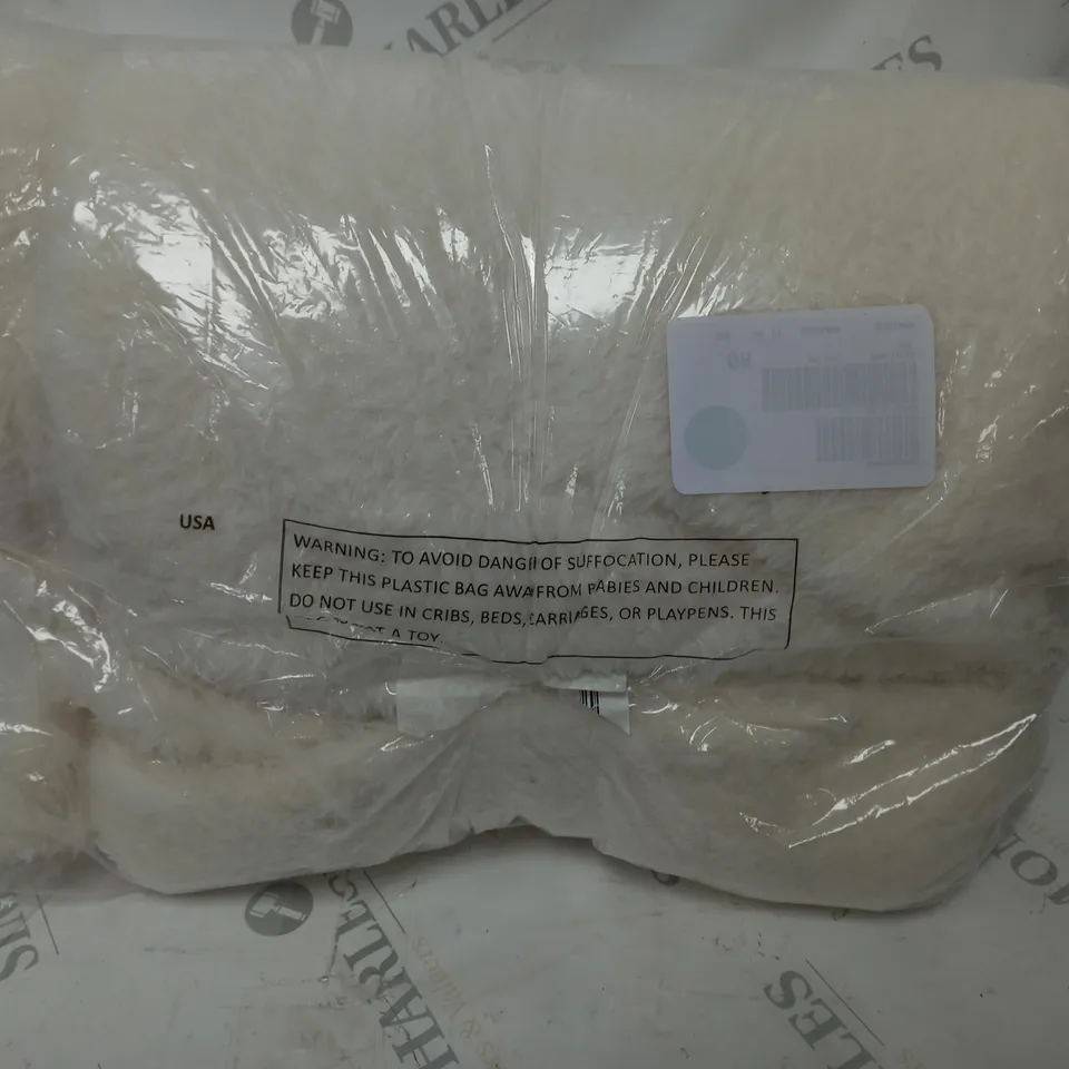 BOXED UNBRANDED SOFT FLEECE BLANKET IN WHITE