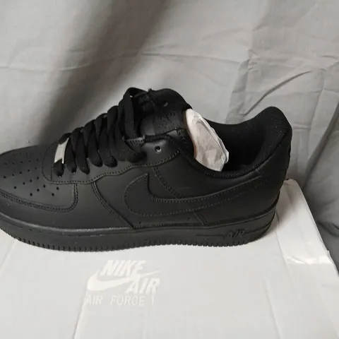 NIKE AIR FORCE 1 '07 ALL BLACK – UK 6.5 SNEAKERS