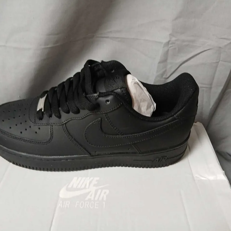 NIKE AIR FORCE 1 '07 ALL BLACK – UK 6.5 SNEAKERS
