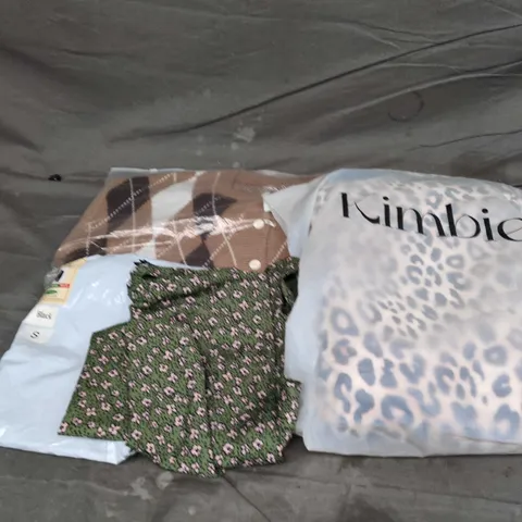 BOX OF APPROXIMATELY 20 ASSORTED CLOTHING ITEMS TO INCLUDE SKIRT, CARDIGAN, TROUSERS, ETC