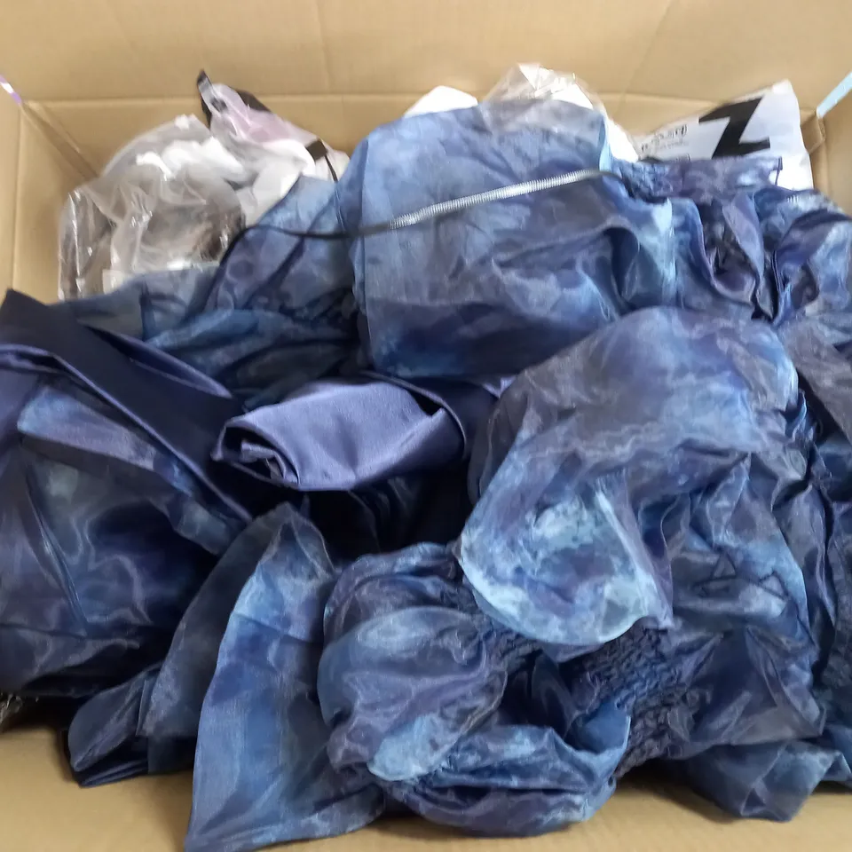 LARGE BOX OF ASSORTED CLOTHING ITEMS TO INCLUDE DRESSES, SKIRTS, TOPS, ETC