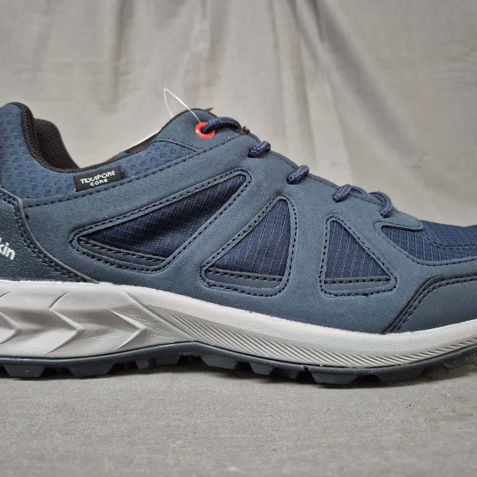 BOXED PAIR OF JACK WOLFSKIN SHOES IN NAVY/RED UK SIZE 9