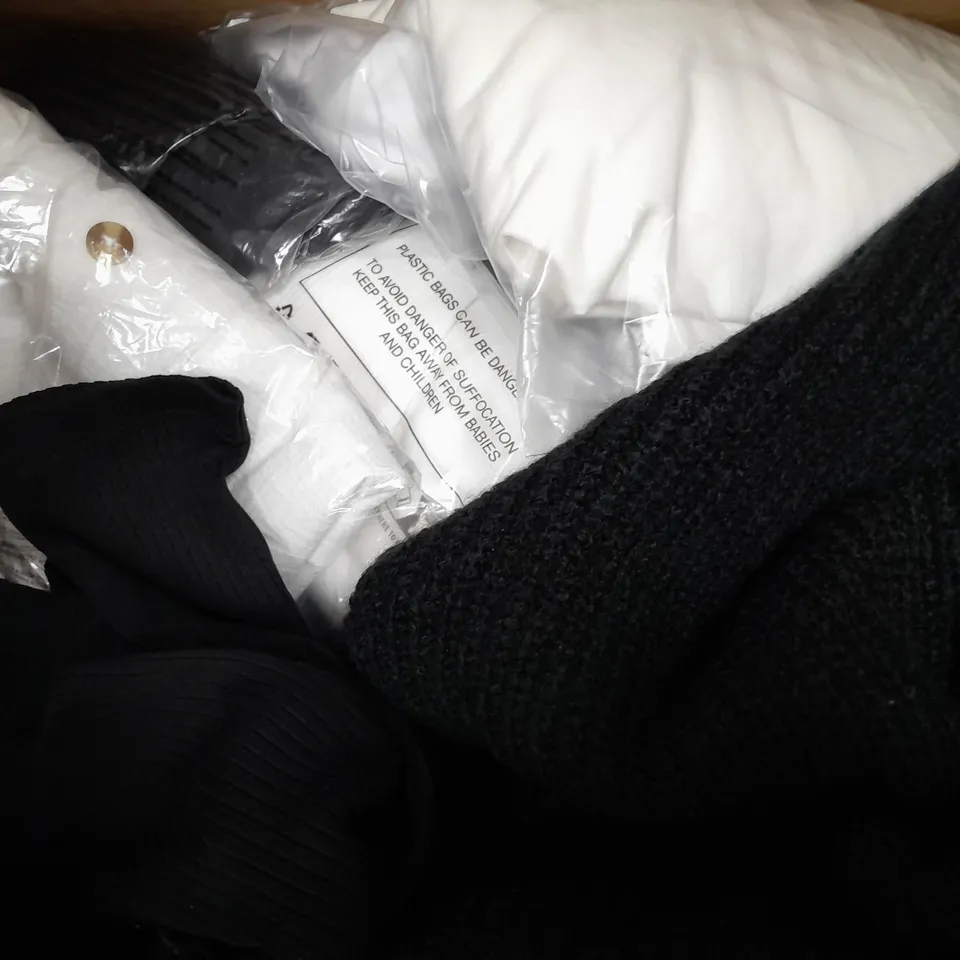 APPROXIMATELY 18 ASSORTED COTTON ON CLOTHING ITEMS TO INCLUDE OVERSIZED CREW SWEATER SIZE L, WIDE LEG JEANS SIZE 40, LEGGINGS SIZE M, WOVEN CARGO PANTS SIZE L