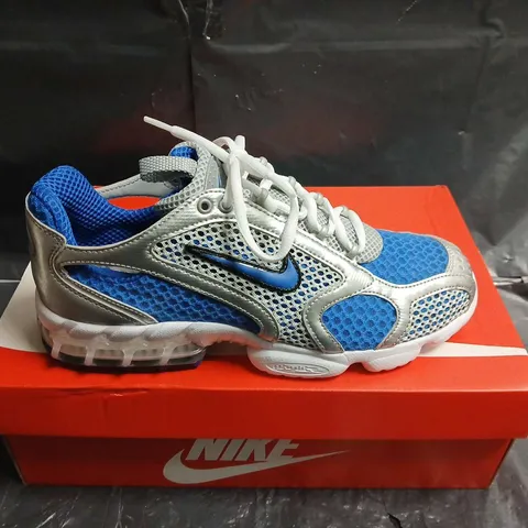 BOXED PAIR OF NIKE AIR ZOOM SPIRIDON CAGE 2 SNEAKERS – UK SIZE 7