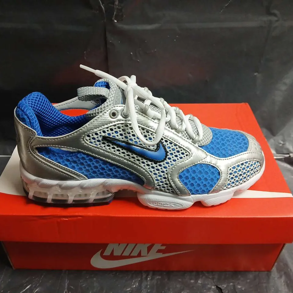 BOXED PAIR OF NIKE AIR ZOOM SPIRIDON CAGE 2 SNEAKERS – UK SIZE 7