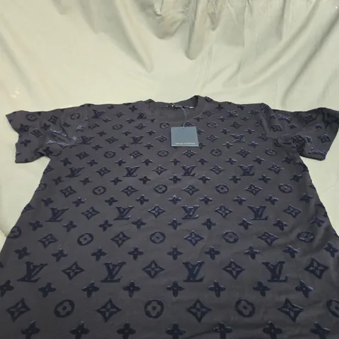 LOUIS VUITTON GRAPHIC T-SHIRT IN NAVY SIZE XL