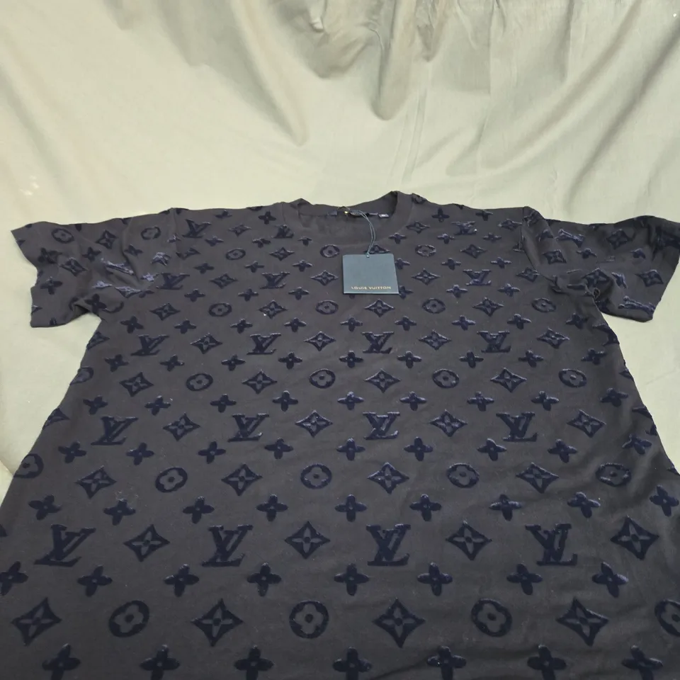 LOUIS VUITTON GRAPHIC T-SHIRT IN NAVY SIZE XL