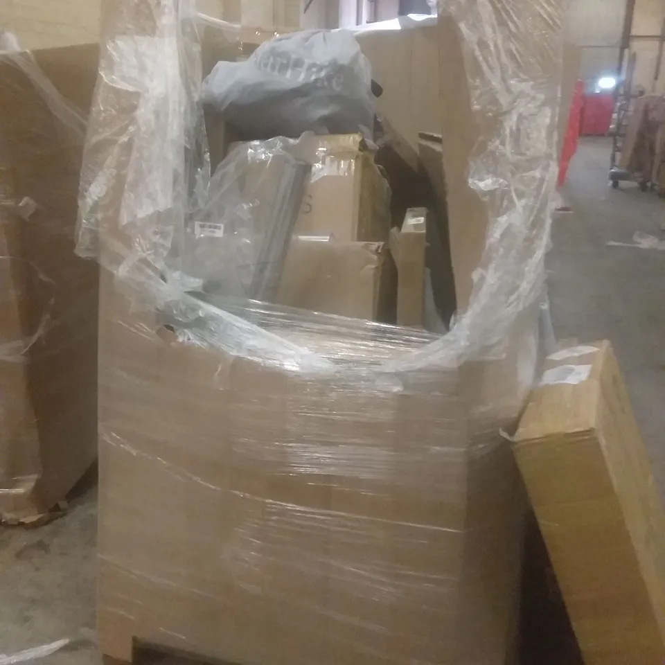 PALLET OF ASSORTED ITEMS INCLUDING BASSINET AND BEDSIDE SLEEPER, 3D WALL PANELS, FOOTSTOOL, 2 STEP STOOL