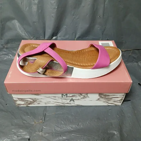 BOXED PAIR OF MODA IN PELLE ORINA LEATHER BUCKLE ANKLE STRAP SANDAL IN FUSCHIA SIZE 7