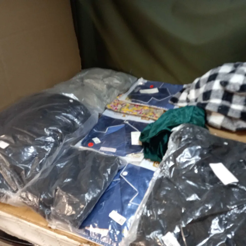 LOT OF APPROX 20 ASSORTED CLOTHING ITEMS TO INCLUDE JUMPERS, DRESSES AND T-SHIRTS