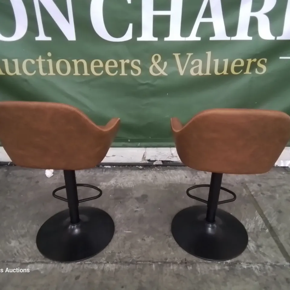 PAIR OF DESIGNER HEIGHT ADJUSTABLE SWIVEL BAR STOOLS BROWN PU SEATS