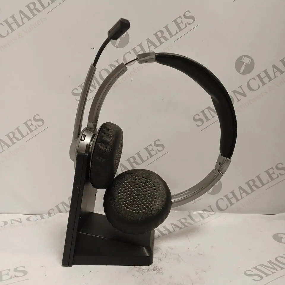VONZTEK WIRELESS HEADSET IN SILVER WHICH CHARGING DOCK
