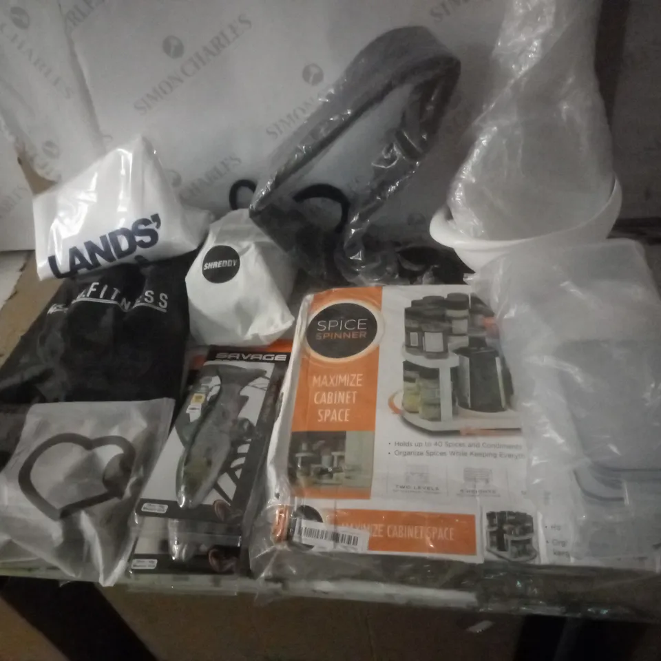 GROUP OF APPROX 10 ASSORTED ITEMS TO INCLUDE SPICE RACK, SKIP ROPE, FISHING ACCESSORIES ETC