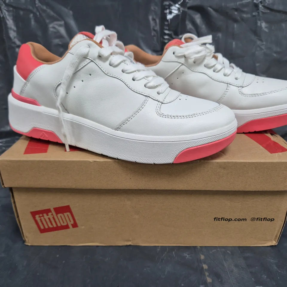 BOXED PAIR OF FITFLOP RALLY LEATHER SNEAKERS IN WHITE/ROSY CORAL SIZE 5