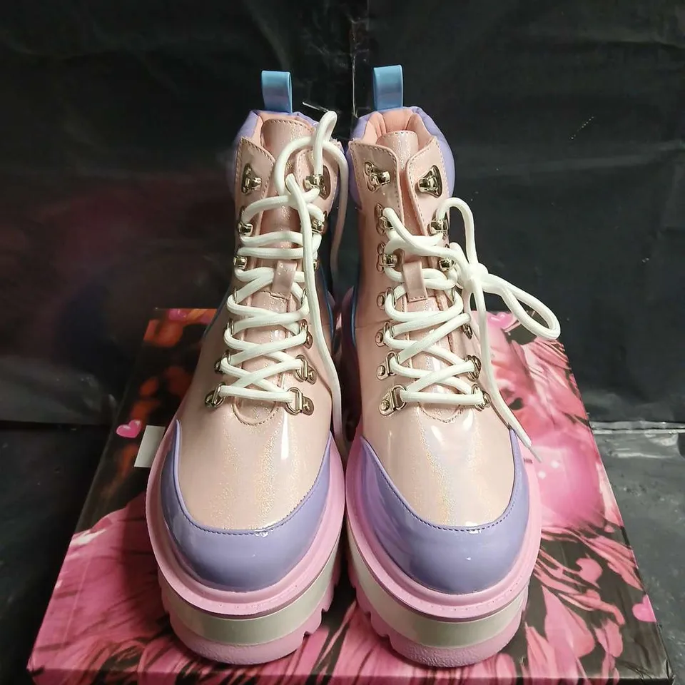 BOXED PAIR OF KOI KAWAII HYDRA HI SHINE PLATFORM BOOTS – UK SIZE 4