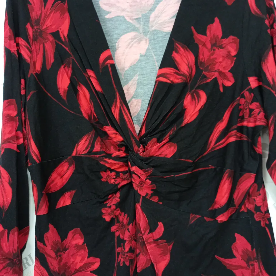 ROMAN PETITE KNOT FRONT TOP IN FLORAL DESIGN IN RED/BLACK - SIZE 16