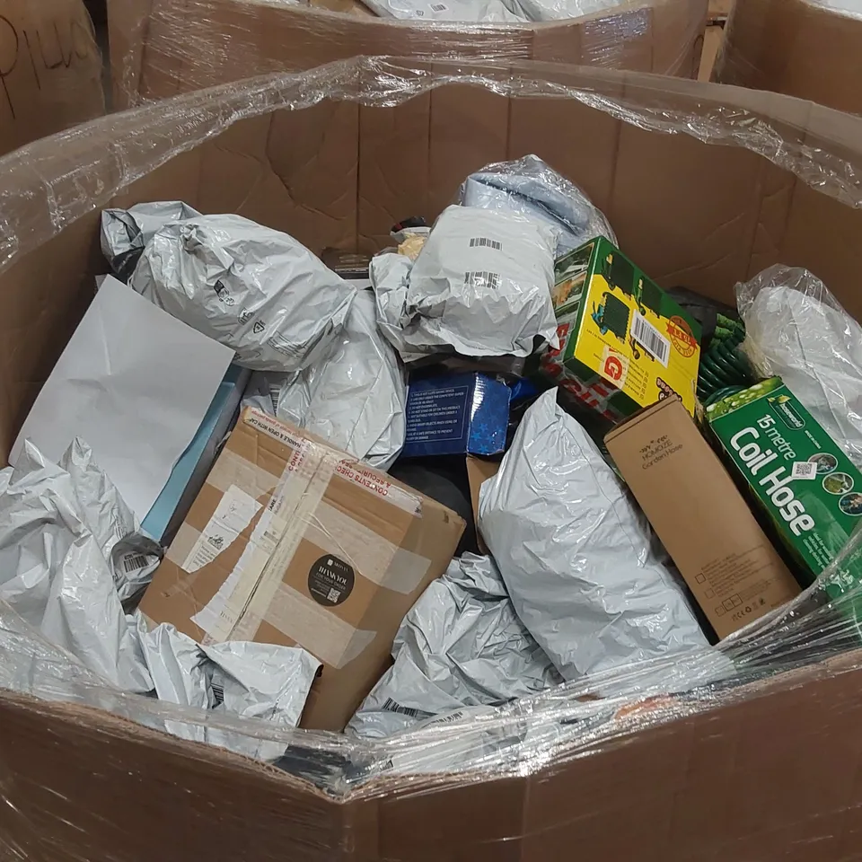 PALLET CONTAINING A LARGE QUANTITY OF ASSORTED HOSE PIPES, POOL INFLATABLES ECT