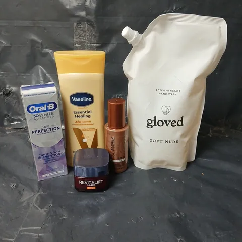 APPROXIMATEY 20 ASSORTED HEALTH AND BEAUTY PRODUCTS TO INCLUDE VASELINE BODY LOTION, ORAL-B TOOTHPASTE AND GLOVED HAND WASH