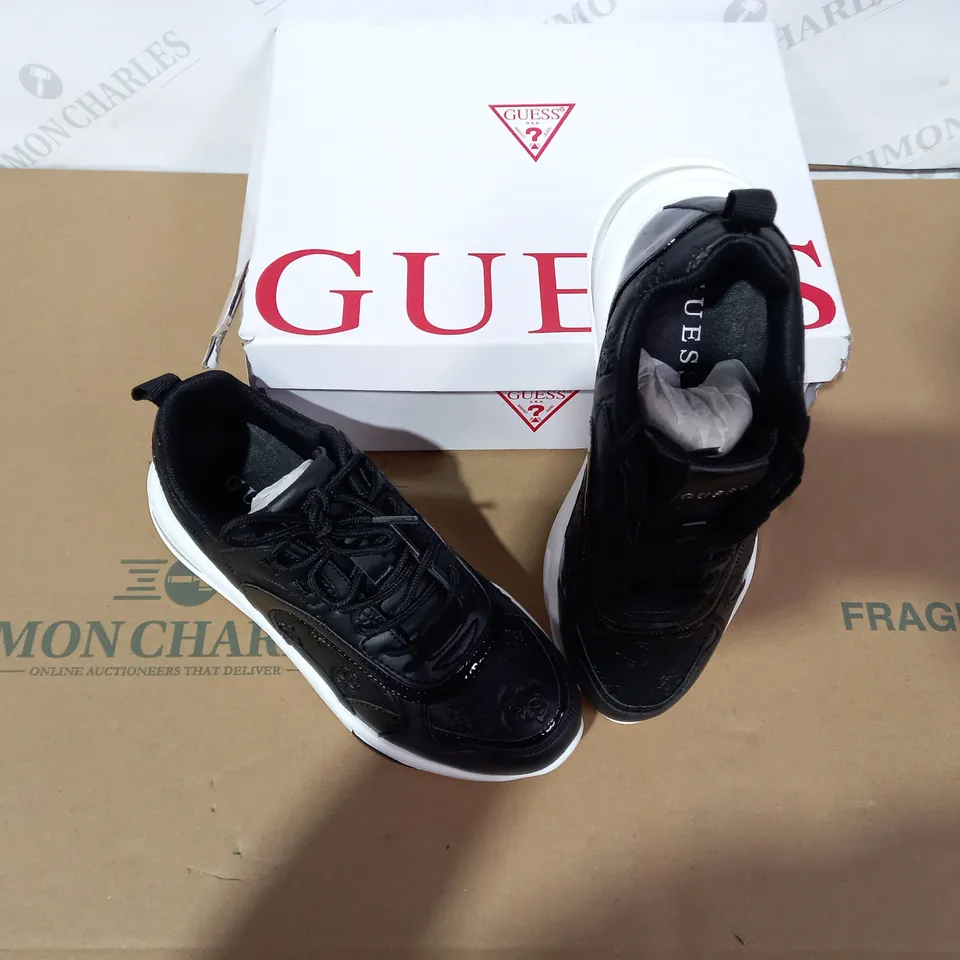 BOXED PAIR OF GUESS BLACK/WHITE TRAINERS SIZE 4