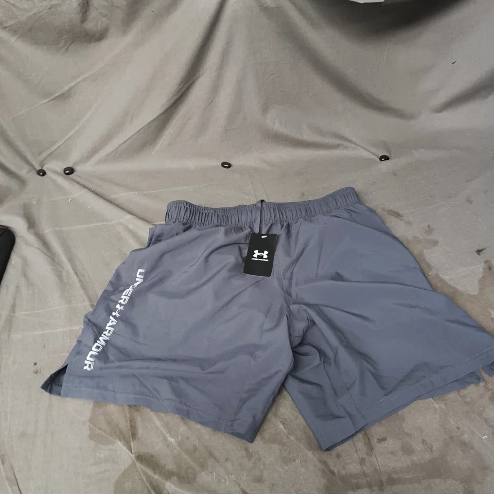 BOX OF APPROXIMATELY 20 ASSORTED CLOTHING ITEMS TO INCLUDE: UNDER ARMOUR SHORTS 
