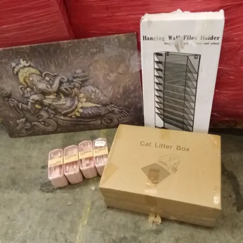 PALLET OF ASSORTED HOUSEHOLD GOODS AND PRODUCTS TO INCLUDE; A LARGE QUANTITY OF LUNCH BOXES, WALL ART DECOR, HANGING WALL FILES HOLDER, CAT LITTER BOX ETC