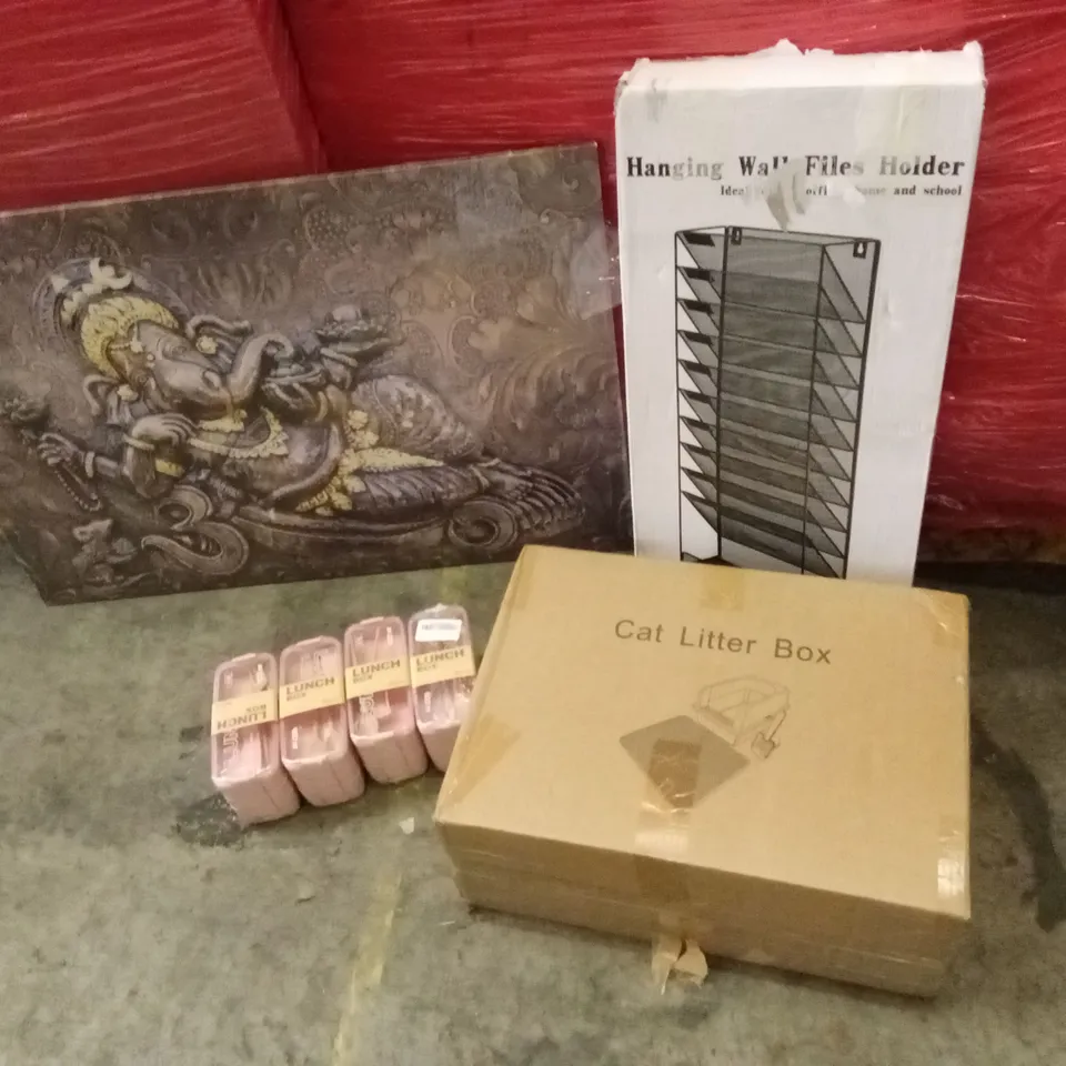 PALLET OF ASSORTED HOUSEHOLD GOODS AND PRODUCTS TO INCLUDE; A LARGE QUANTITY OF LUNCH BOXES, WALL ART DECOR, HANGING WALL FILES HOLDER, CAT LITTER BOX ETC