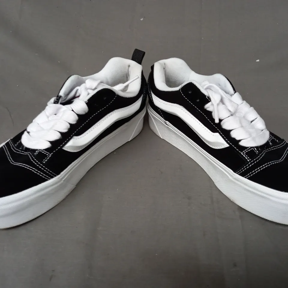BOXED PAIR OF VANS PLATFORM TRAINERS IN BLACK/WHITE UK SIZE 7