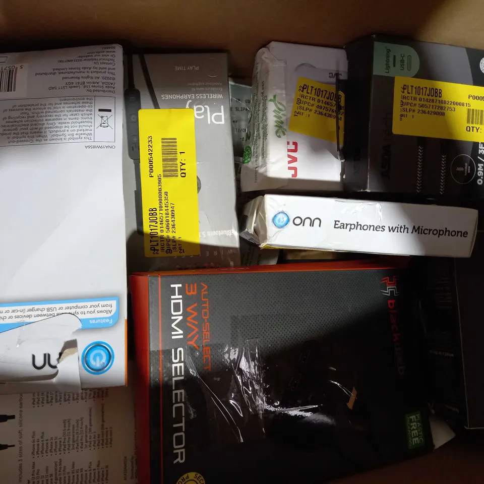 LOT OF APPROXIMATELY 20 ASSORTED HOUSEHOLD ITEMS TO INCLUDE MIXX STREAMBUDS AX TRUE WIRELESS EARBUDS, ASDA TECH POWER BANK, MIXX MICRO TO USB CABLE, ETC