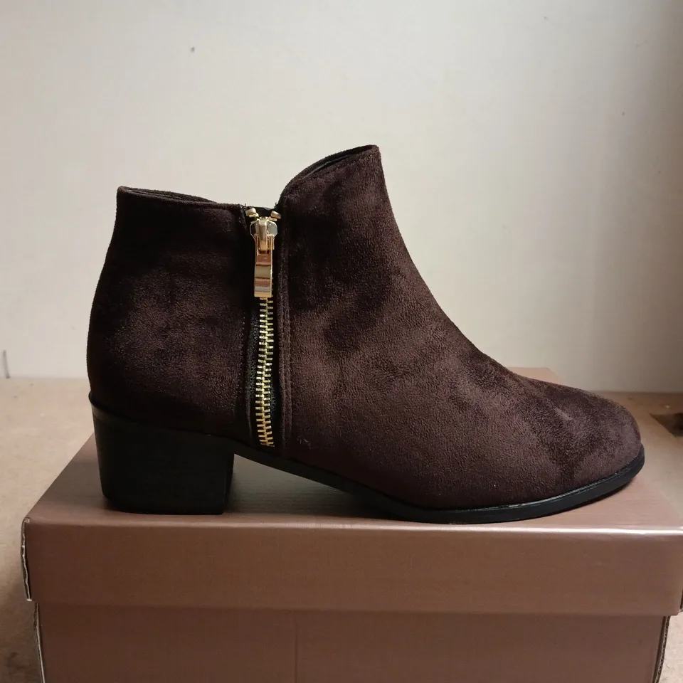 BOXED PAIR OF XY LONDON BROWN SYNTHETIC LEATHER ANKLE BOOTS – UK 7
