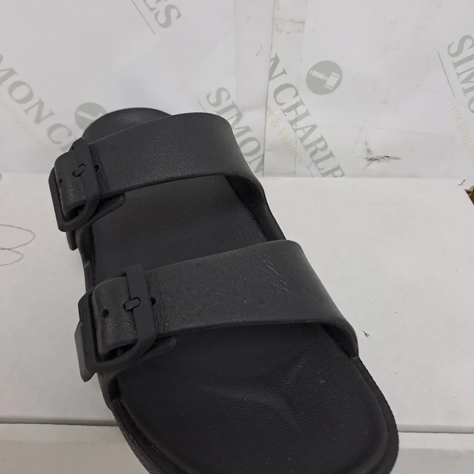 SKETCHERS FOAMIES SANDAL IN BLACK - UK 7