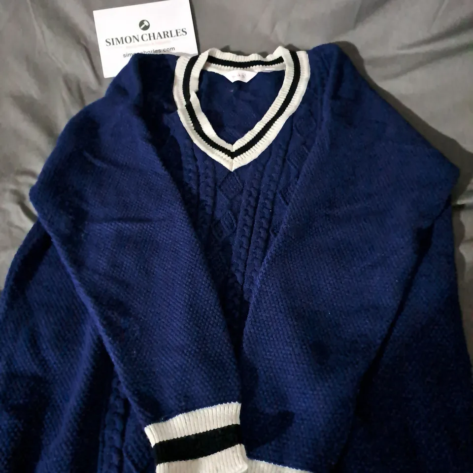 APPROXIMATELY 20 ITEMS OF WOMEN'S CLOTHING TO INCLUDE KNITTED JUMPER SIZE M, D&CO SHERPA TOP SIZE L, D&CO JUMPER SIZE XL