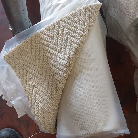 ROLL OF QUALITY TUDOR CO-ORDINATES CADET CARPET - APPROXIMATELY 4 x 3m