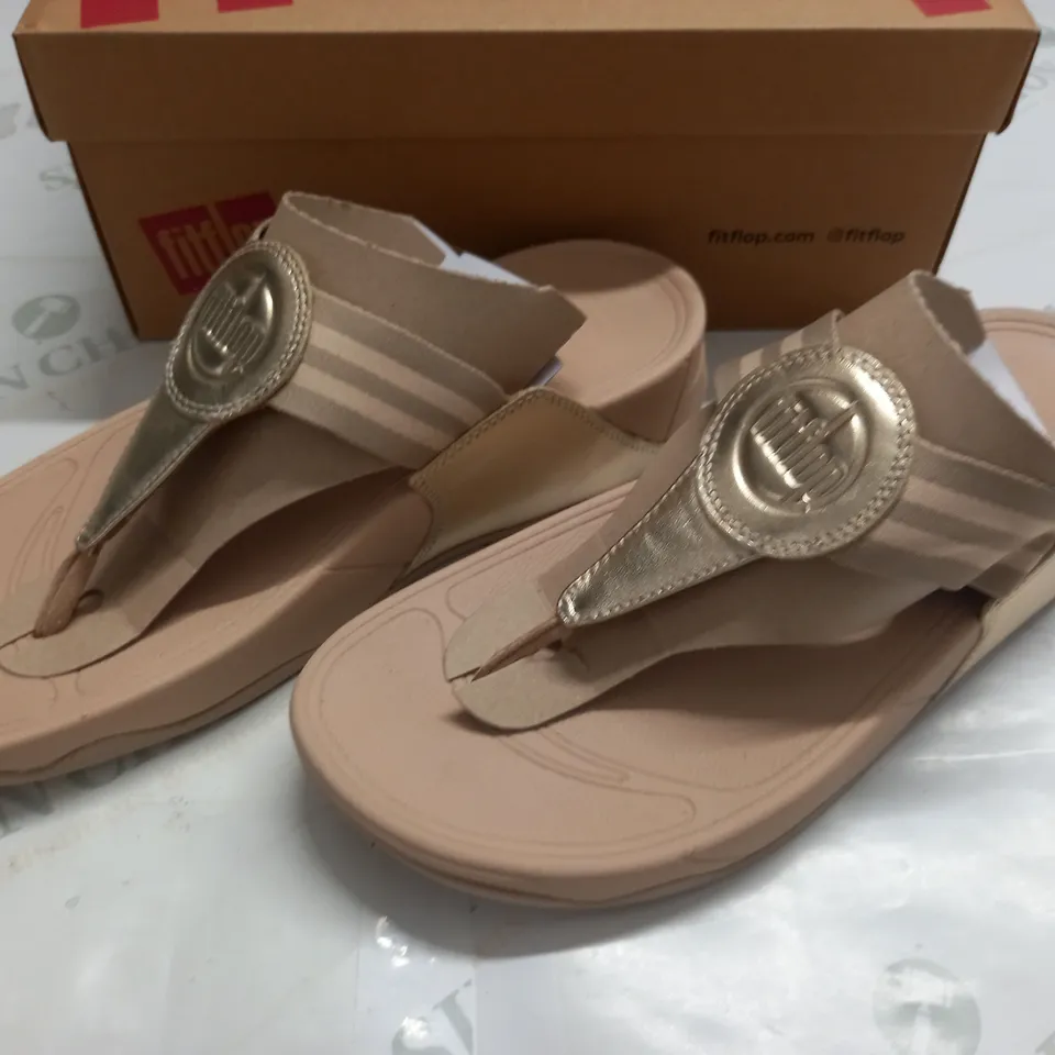BOXED PAIR OF FITFLOPS WALKSTAR TOR POST SANDALS IN PLATINO - UK 7
