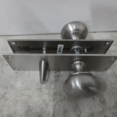 BOXED BALMORAL PRIVACY DOOR KNOB