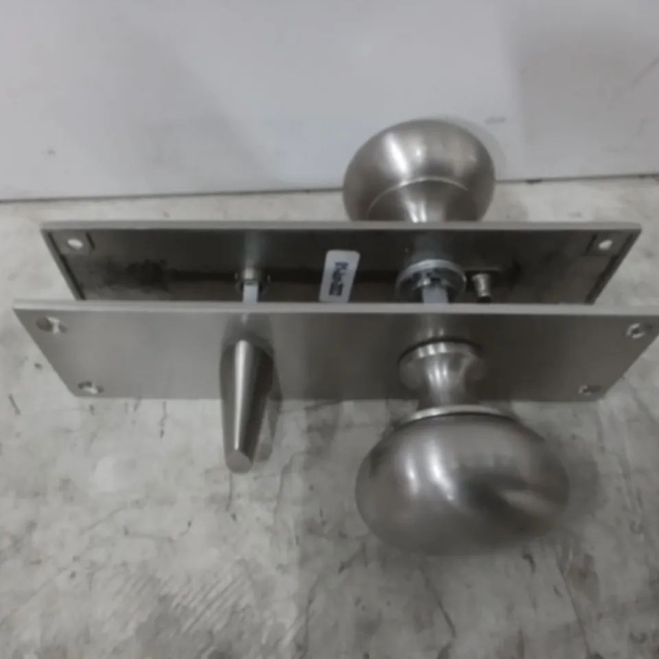 BOXED BALMORAL PRIVACY DOOR KNOB 