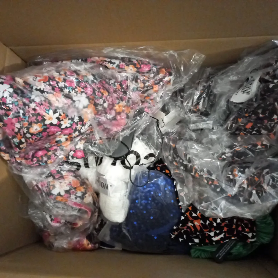 LOT OF APPROX 20 ASSORTED CLOTHING ITEMS VARYING IN SIZE/COLOUR/STYLE TO INCLUDE: TROUSERS, DRESSES, TOPS
