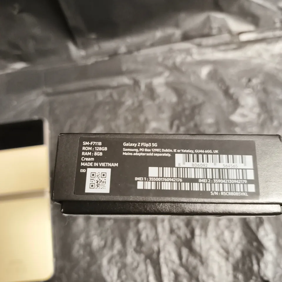 SAMSUNG GALAXY Z FLIP3 5G SMARTPHONE – CREAM