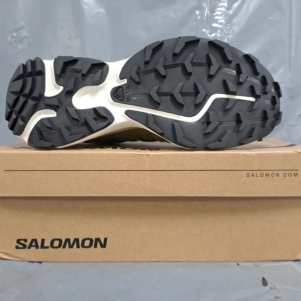 BOXED PAIR OF SALOMON XT-6 EXPANSE SEASONAL TRAINERS IN OLIVE/SILVER SIZE UK 5