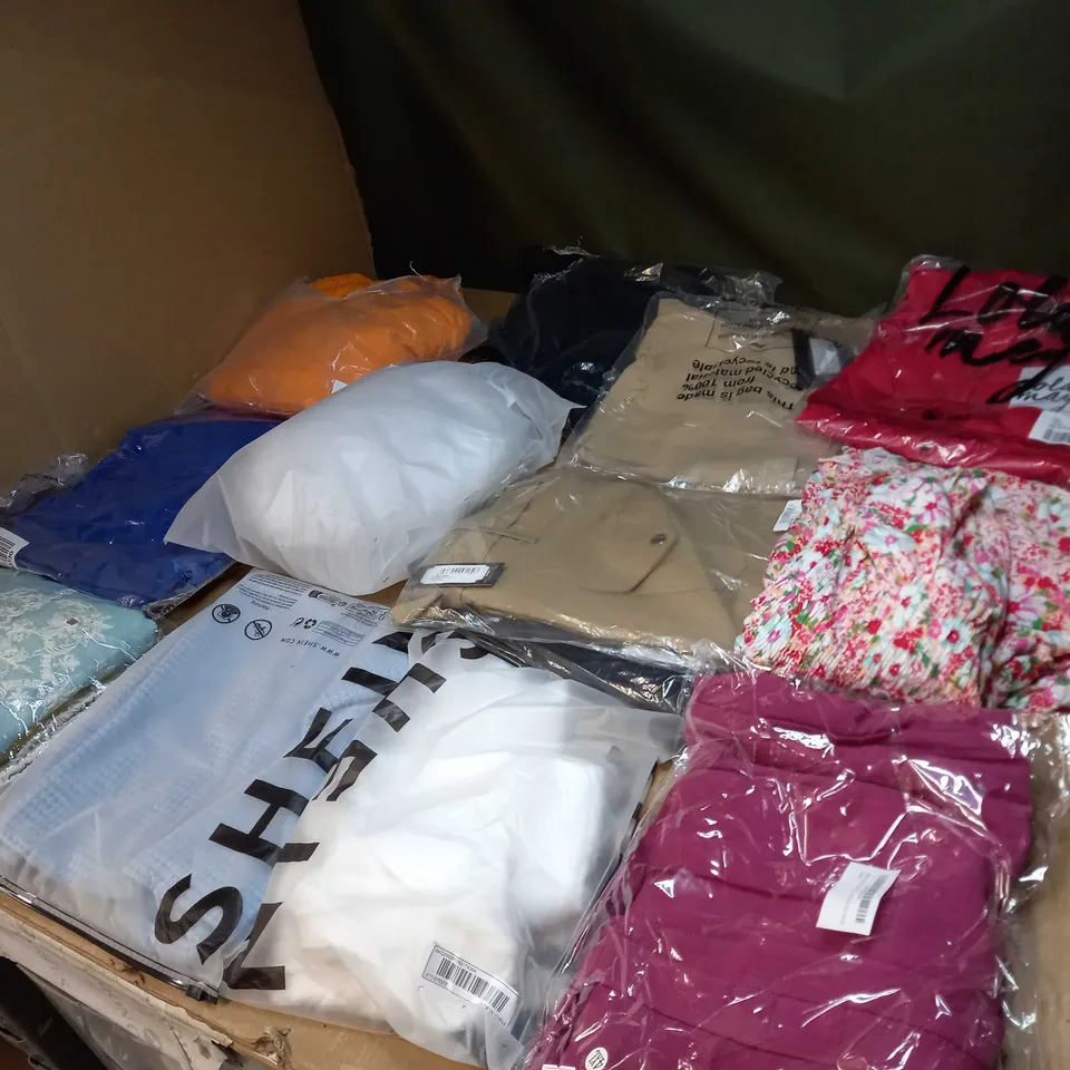 BOX OF APPROX 35 ASSORTED CLOTHING ITEMS TO INCLUDE - DRESSES, T-SHIRTS AND TROUSERS
