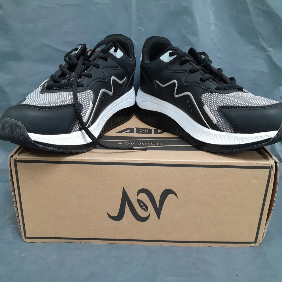 BOXED PAIR OF AOV ARCH TRAINERS IN BLACK/GREY SIZE UK 7