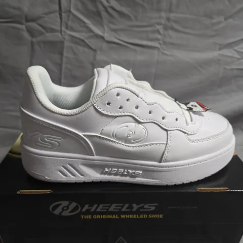 BOXED PAIR OF HEELYS REZERVE LOW TRAINERS - UK SIZE 4