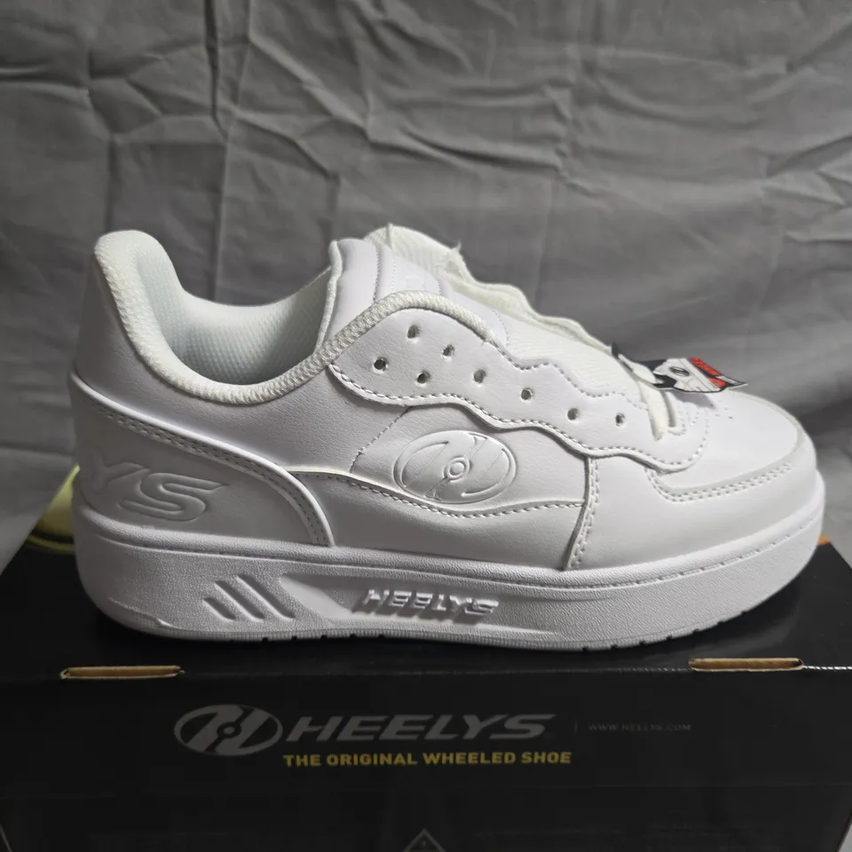 BOXED PAIR OF HEELYS REZERVE LOW TRAINERS - UK SIZE 4