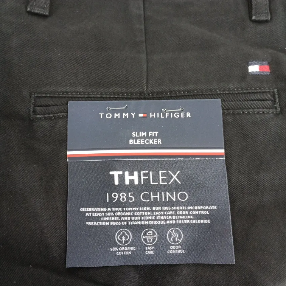 TOMMY HILFIGER SLIM FIT CHINO TROUSERS – THFLEX 1985 CHINO, BLACK, UK 29W X 34L