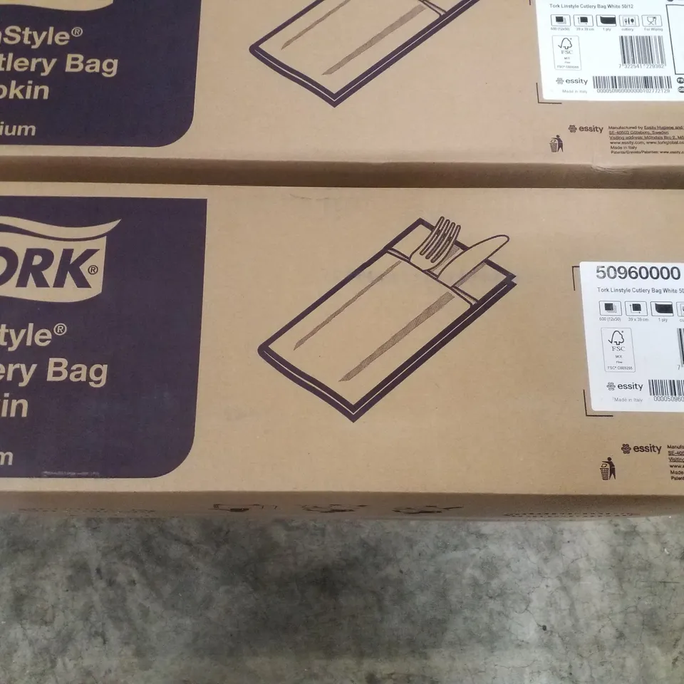 BOX CONTAINING 600 BRAND NEW TORK LINSTYLE CUTLERY BAG NAPKINS 