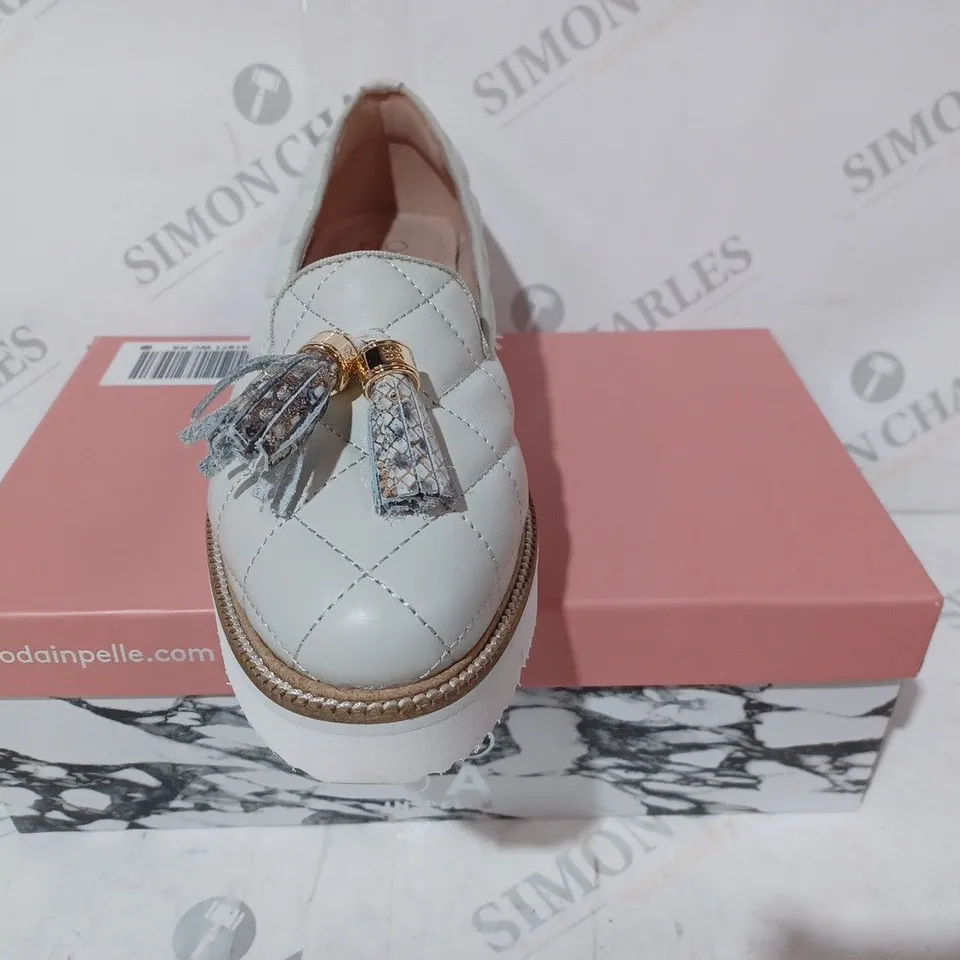BOXED PAIR OF MODA IN PELLE ETEENA QUILTED LEATHER LOAFERS IN OFF WHITE SIZE 6
