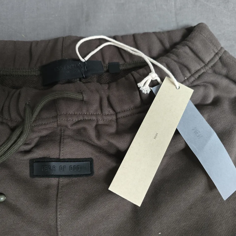 ESSENTIALS FEAR OF GOD GREEN SHORTS - L