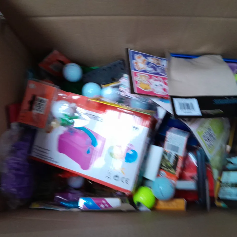 MEDIUM BOX OF ASSORTED TOYS AND GAMES TO INCLUDE RUBIKS CUBE, PENCIL CRAYONS AND POPET TOY